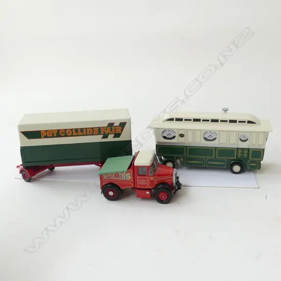CORGI CLASSICS SHOWMANS TRAILER & CARAVAN SET,  MINT IN BOX, L 410MM