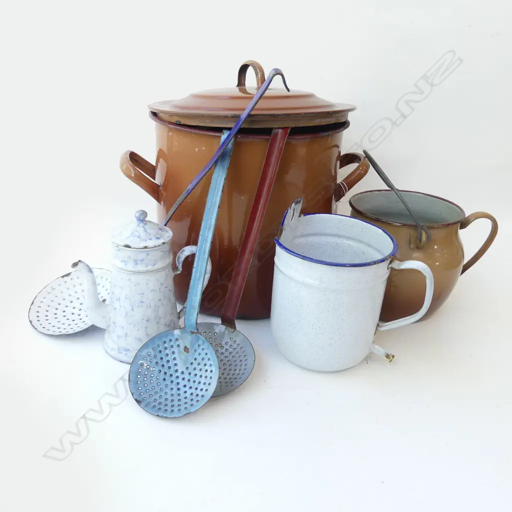 LG BROWN ENAMEL POT W LID H 320MM + ENAMEL CONTENTS INCL 3 LG SLOTTED SPOONS Image 1++