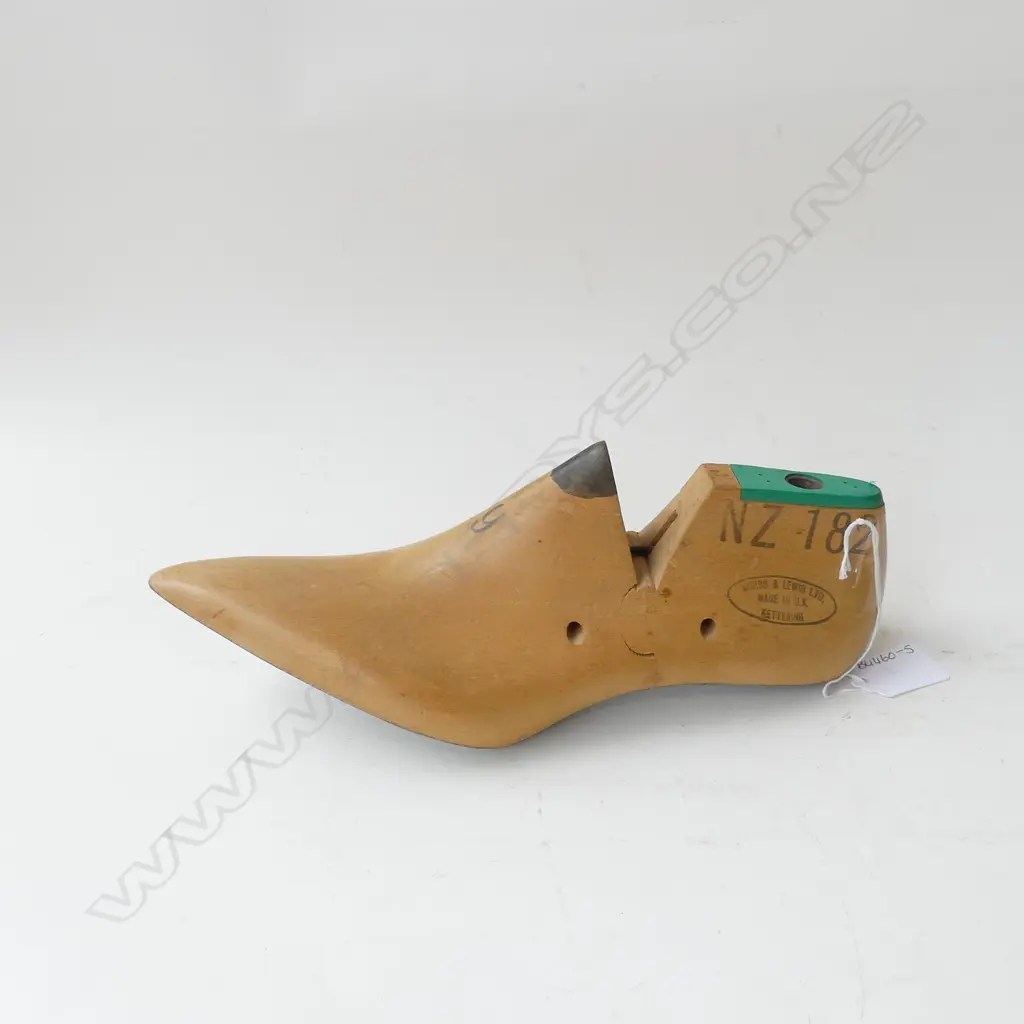 WOODEN SHOE LAST - METAL SOLE - NZ 182 LETTERING Image 1++