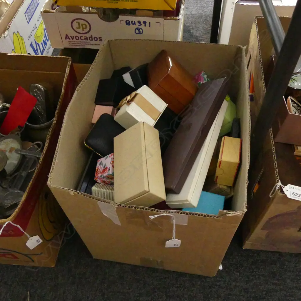 BOX ASST EMPTY RING / WATCH & JEWELLERY CASES ETC... Image 1++
