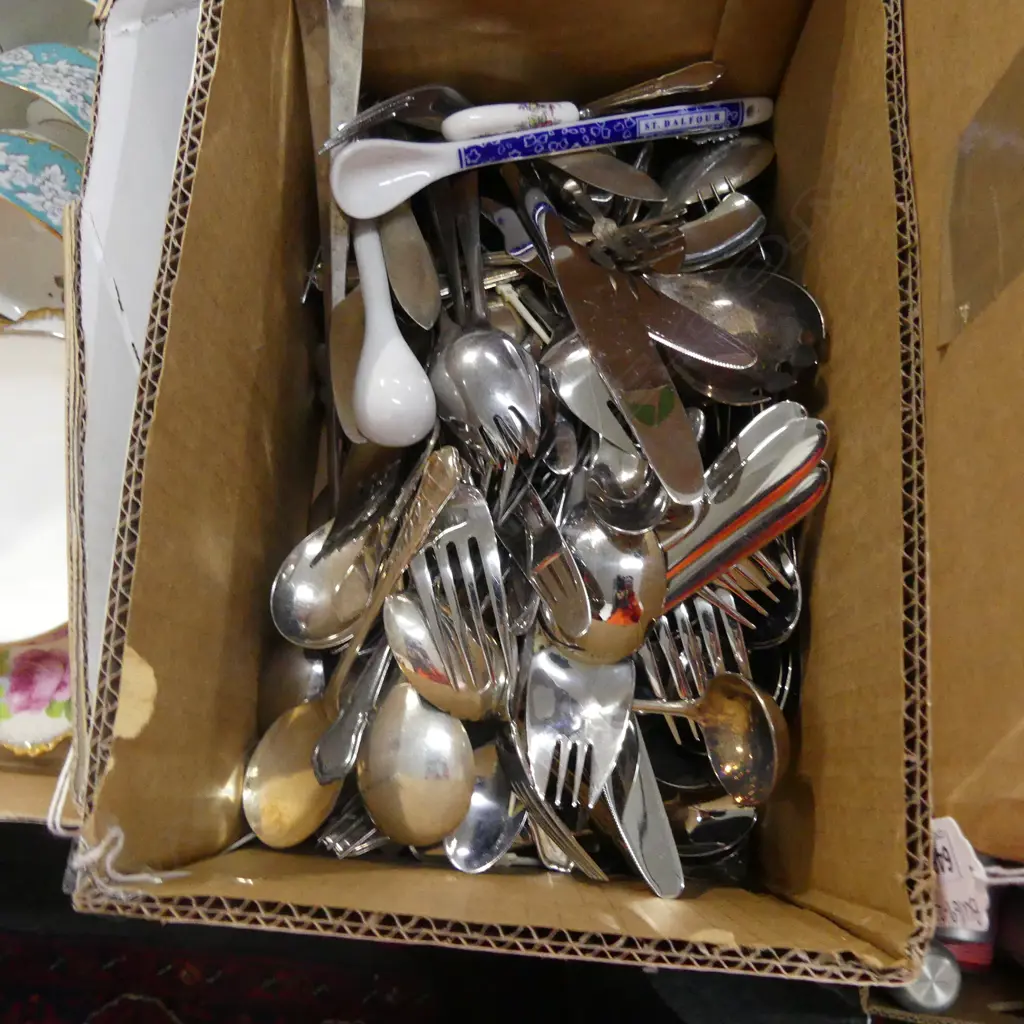 BOX LOT OF CUTLERY Image 1++