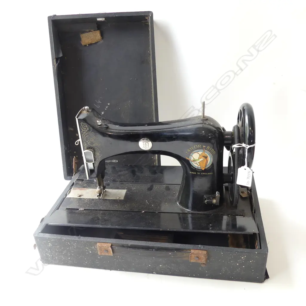 VINTAGE TAYLOR BIRD HAND CRANK SEWING MACHINE FOLDS UP INTO BOX  Image 1++