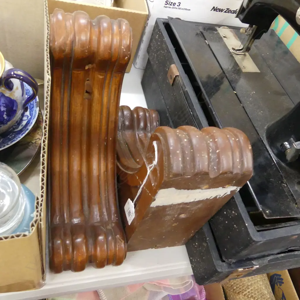 PR WOODEN BANISTER CORNER PIECES 250 X 210MM Image 1++