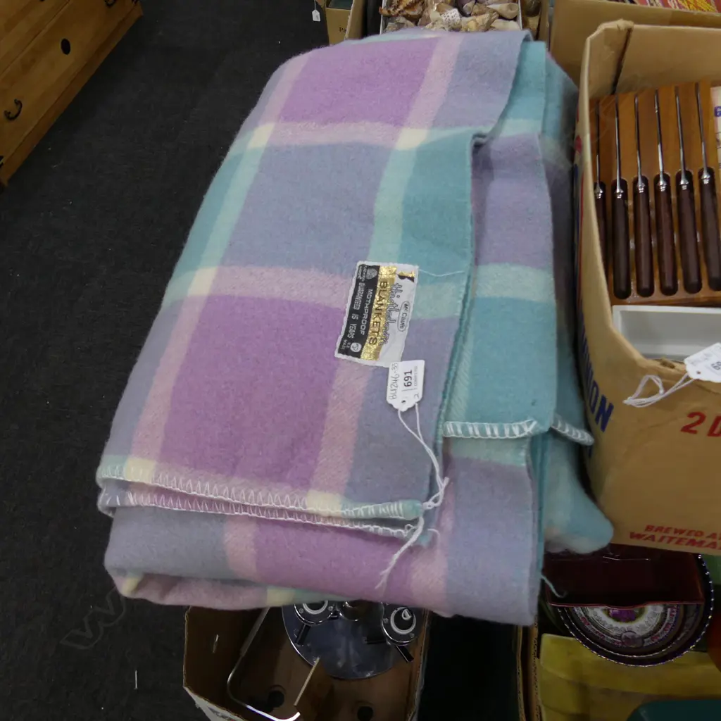 2 x SINGLE WOOL BLANKETS Image 1++
