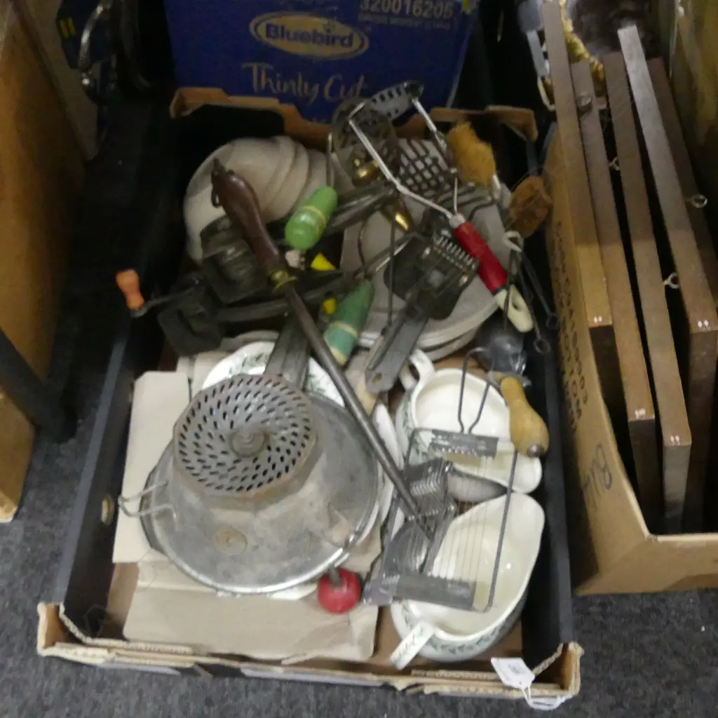 BOX LOT CROWN LYNN / MEAKIN DINNERWARE + ASST. KITCHENALIA ETC Image 1++