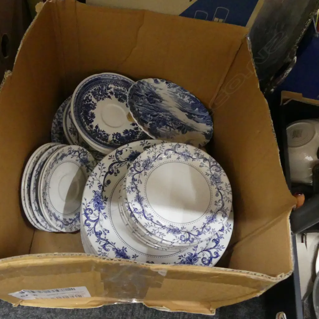 LARGE SELECTION OF BLUE & WHITE PLATES, BOWLS ETC Image 1++