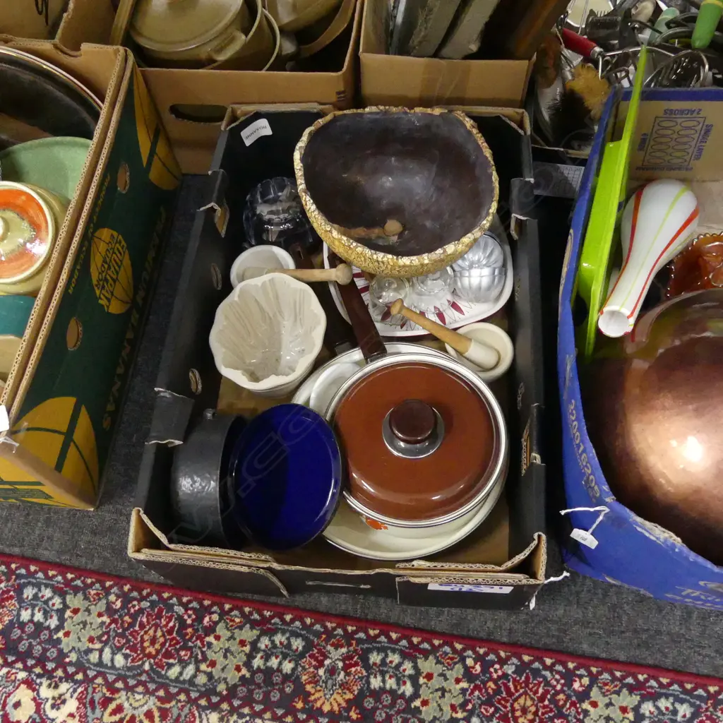 BOX LOT ASST. CERAMICS / KITCHENALIA Image 1++