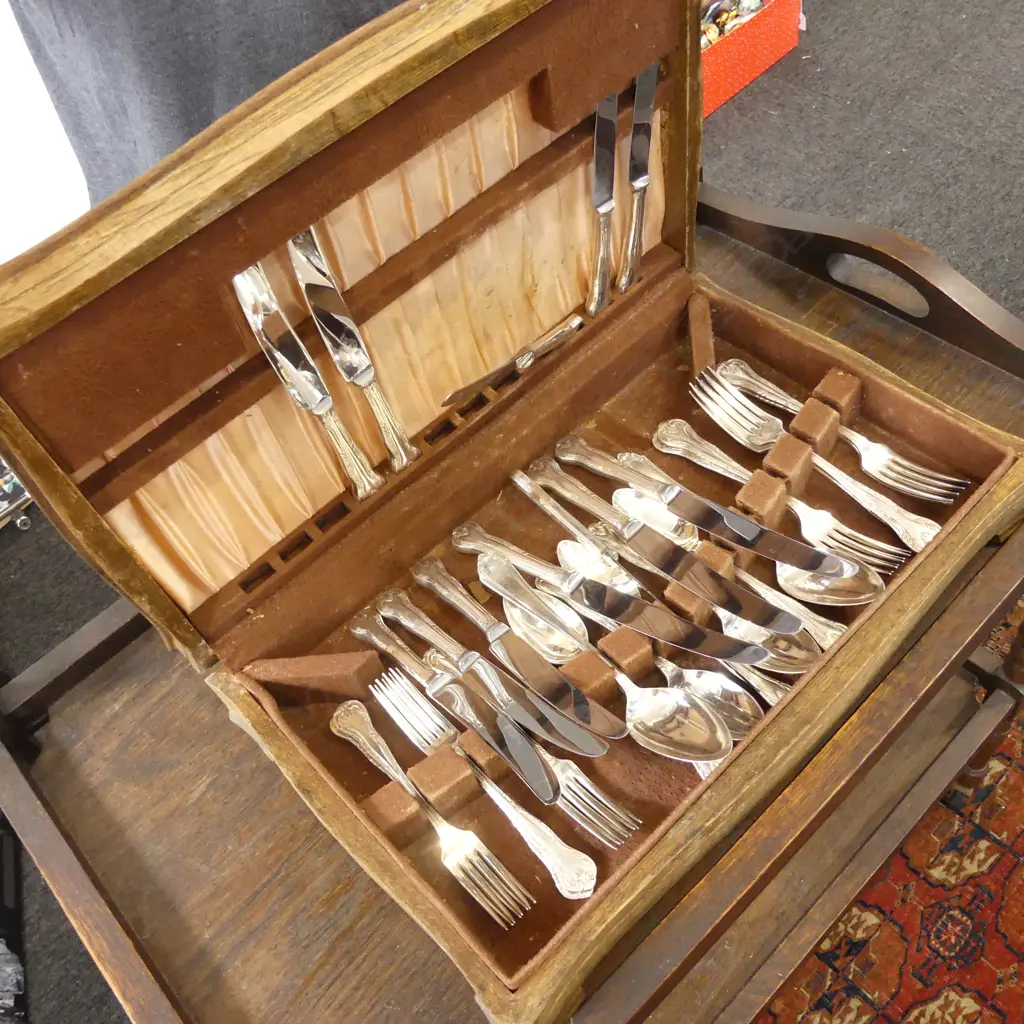 CANTEEN OF SILVER PLATE CUTLERY Image 1++