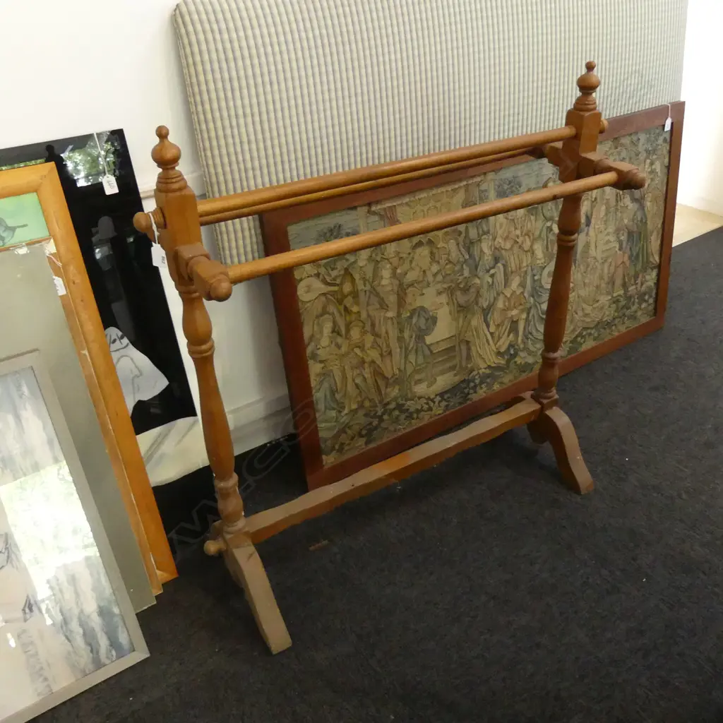 VINTAGE WOODEN TOWL RAIL Image 1++