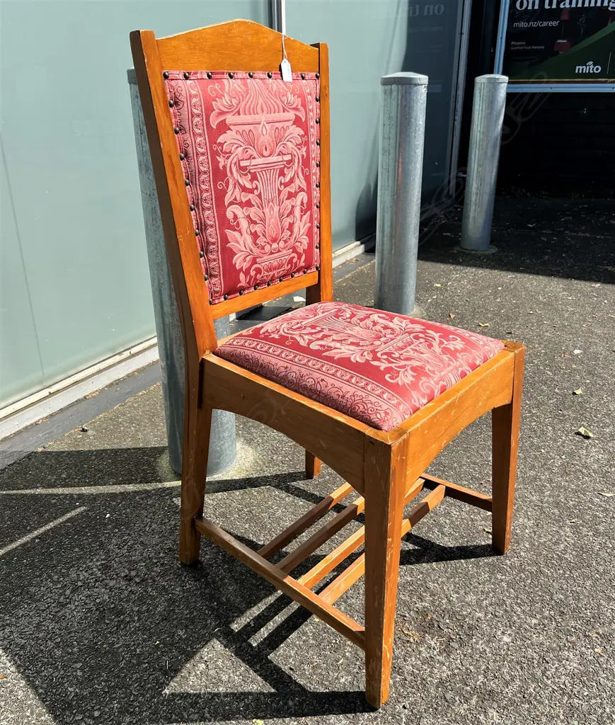 ROY LIPPINCOTT RIMU AUCKLAND UNIVERSITY CHAIR LABELLED D.S.C Cousins & Cousins Ltd Image 1++