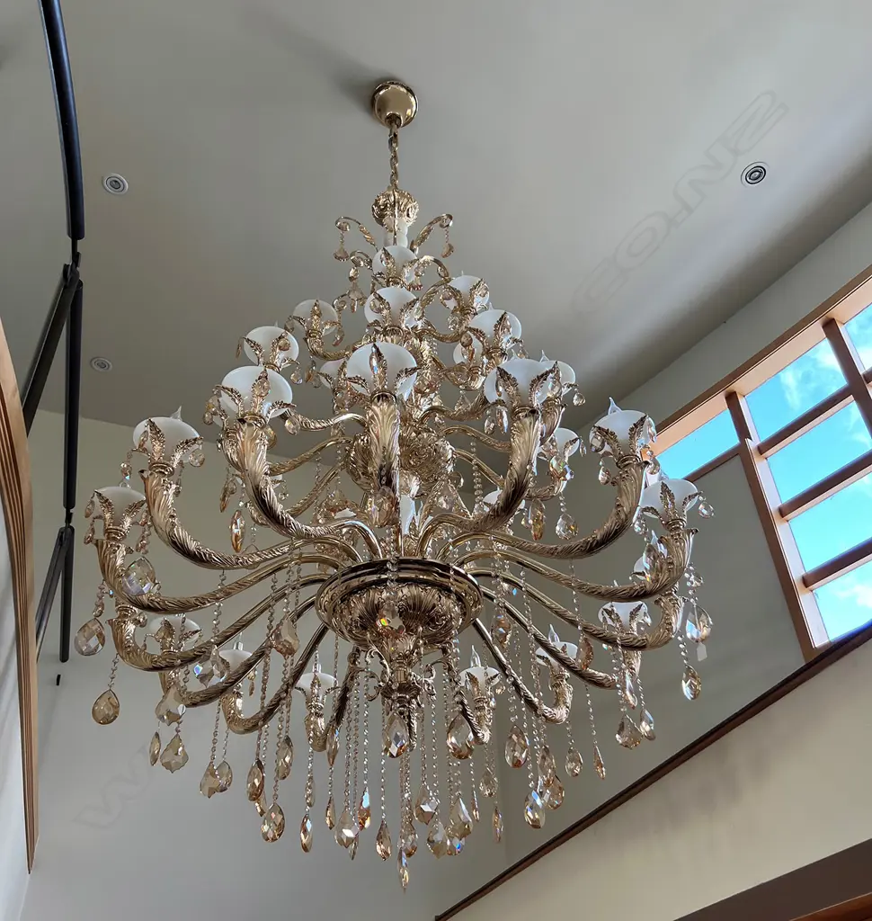 VERY LGE MODERN CHANDELIER 3 TIERS 22 LIGHTS & ARMS MILK GLASS SHADES H.2100mm Image 1++