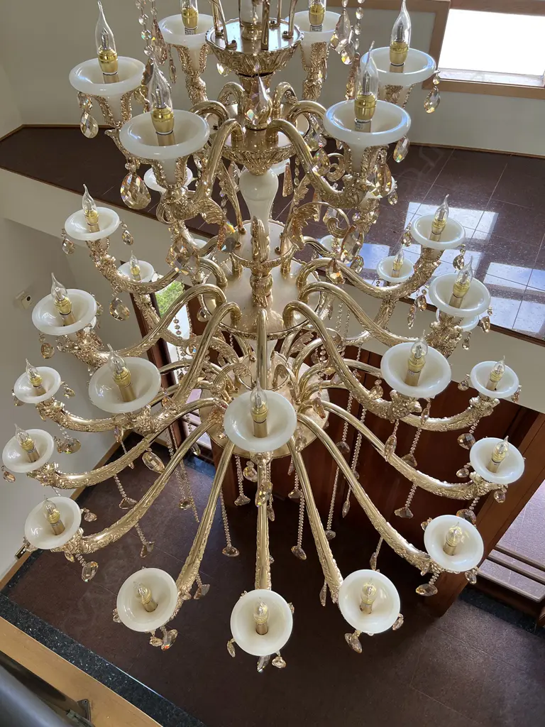 VERY LGE MODERN CHANDELIER 3 TIERS 22 LIGHTS & ARMS MILK GLASS SHADES H.2100mm Image 1++