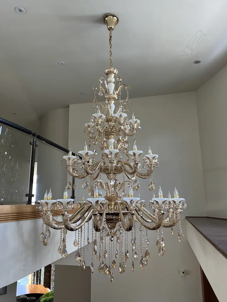 VERY LGE MODERN CHANDELIER 3 TIERS 22 LIGHTS & ARMS MILK GLASS SHADES H.2100mm Image 1++