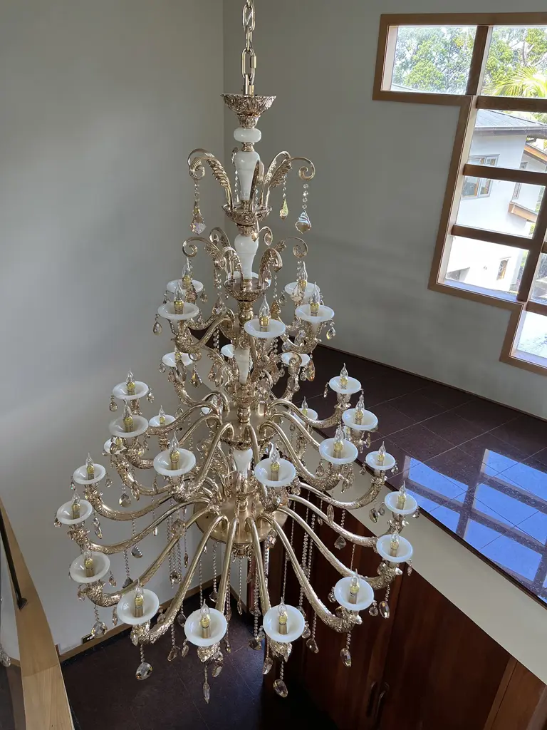 VERY LGE MODERN CHANDELIER 3 TIERS 22 LIGHTS & ARMS MILK GLASS SHADES H.2100mm Image 1++