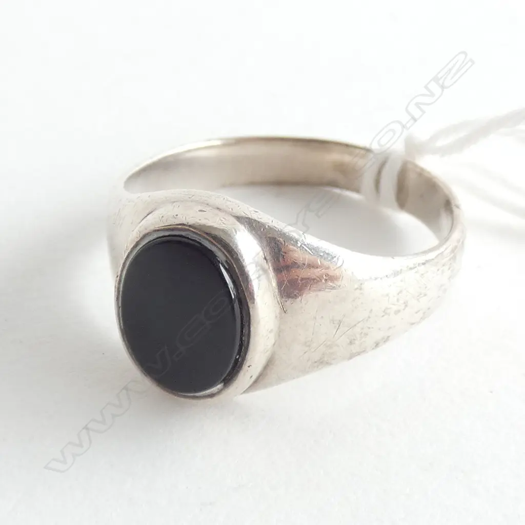 9ct WHITE GOLD AND ONYX BAND 5.33gm Image 1++