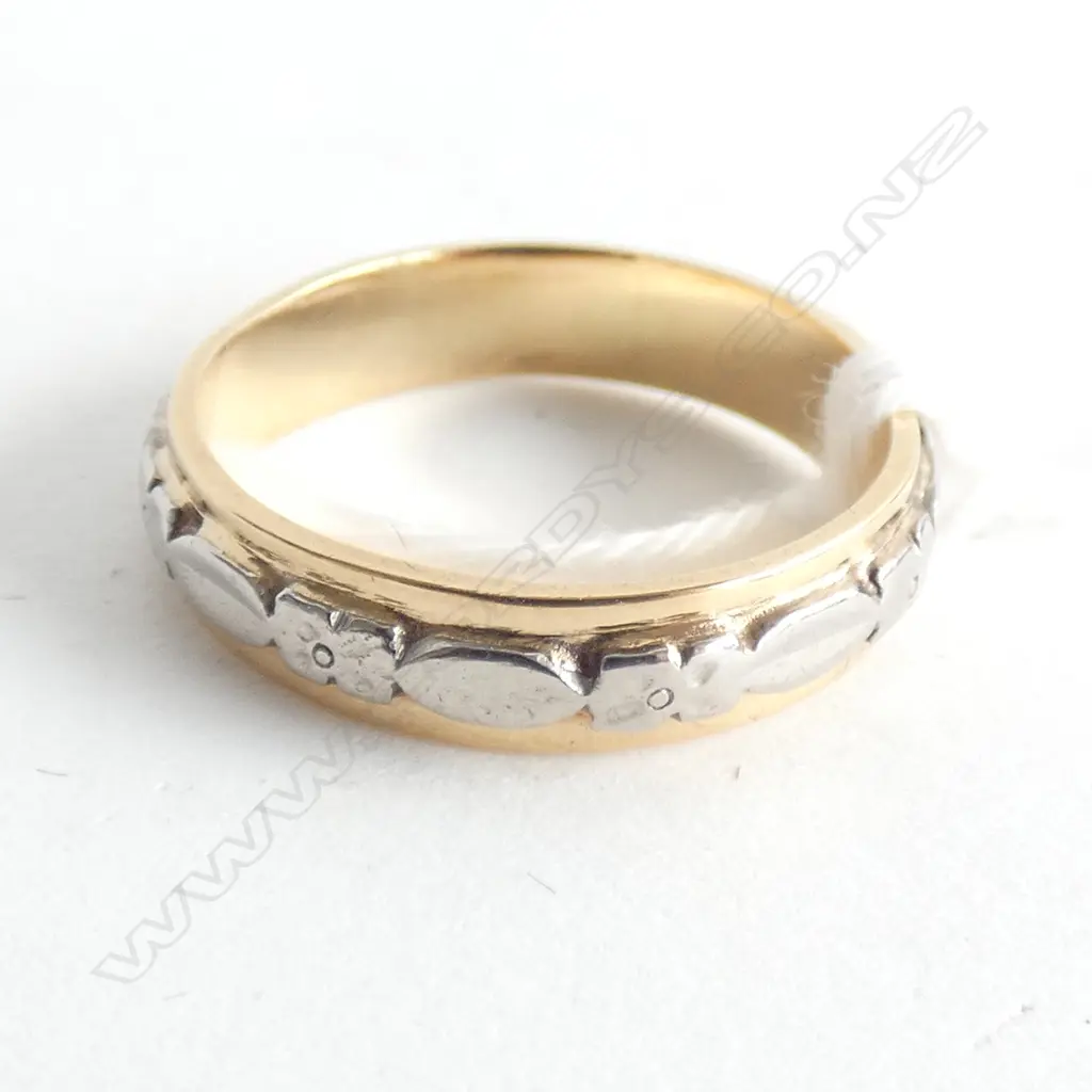 18CT WHITE/YELLOW GOLD BAND 3.74gm Image 1++