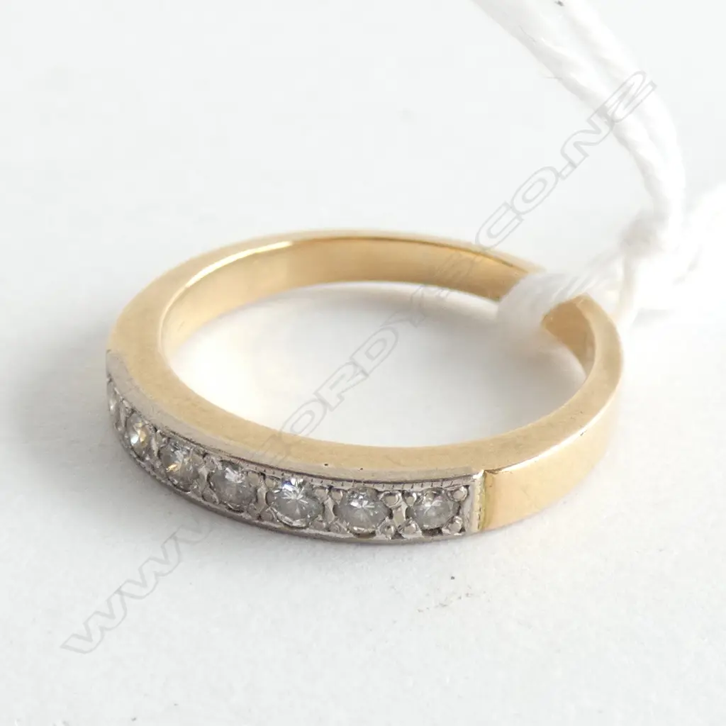 18CT GOLD AND DIAMOND BAND 3.44gm Image 1++