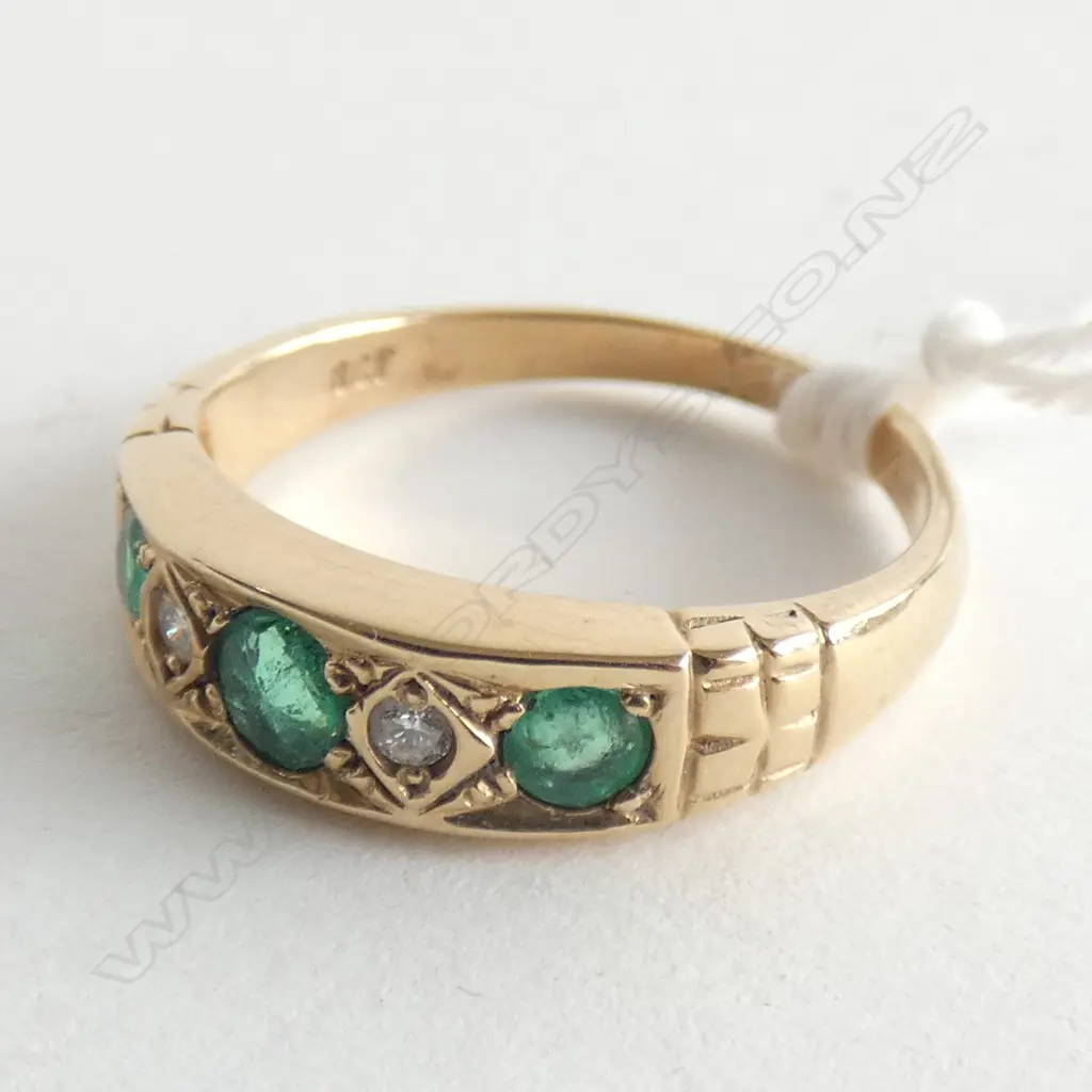 9CT GOLD EMERALD AND DIAMOND BAND Image 1++
