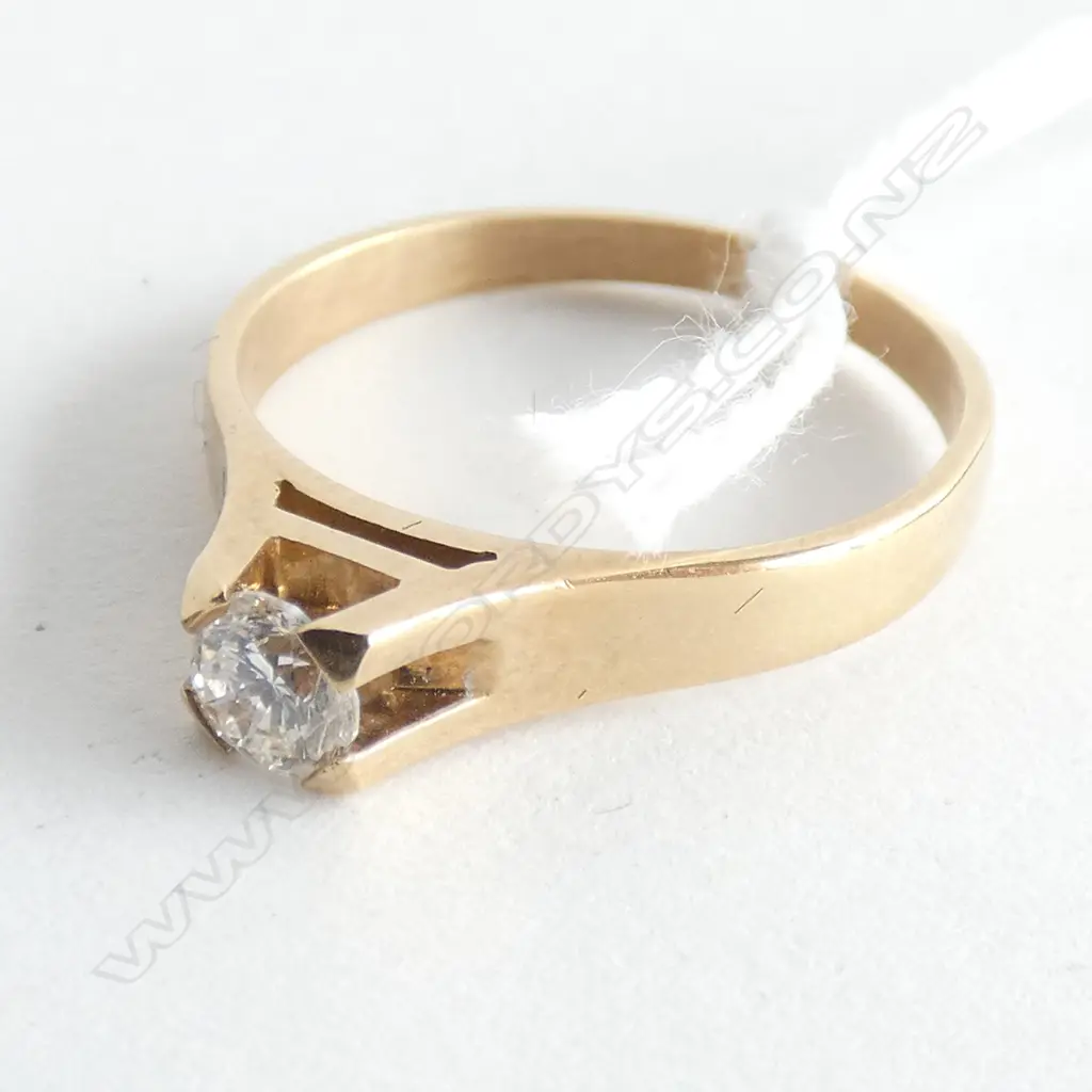 18CT GOLD AND DIAMOND SOLITAIRE RING Image 1++