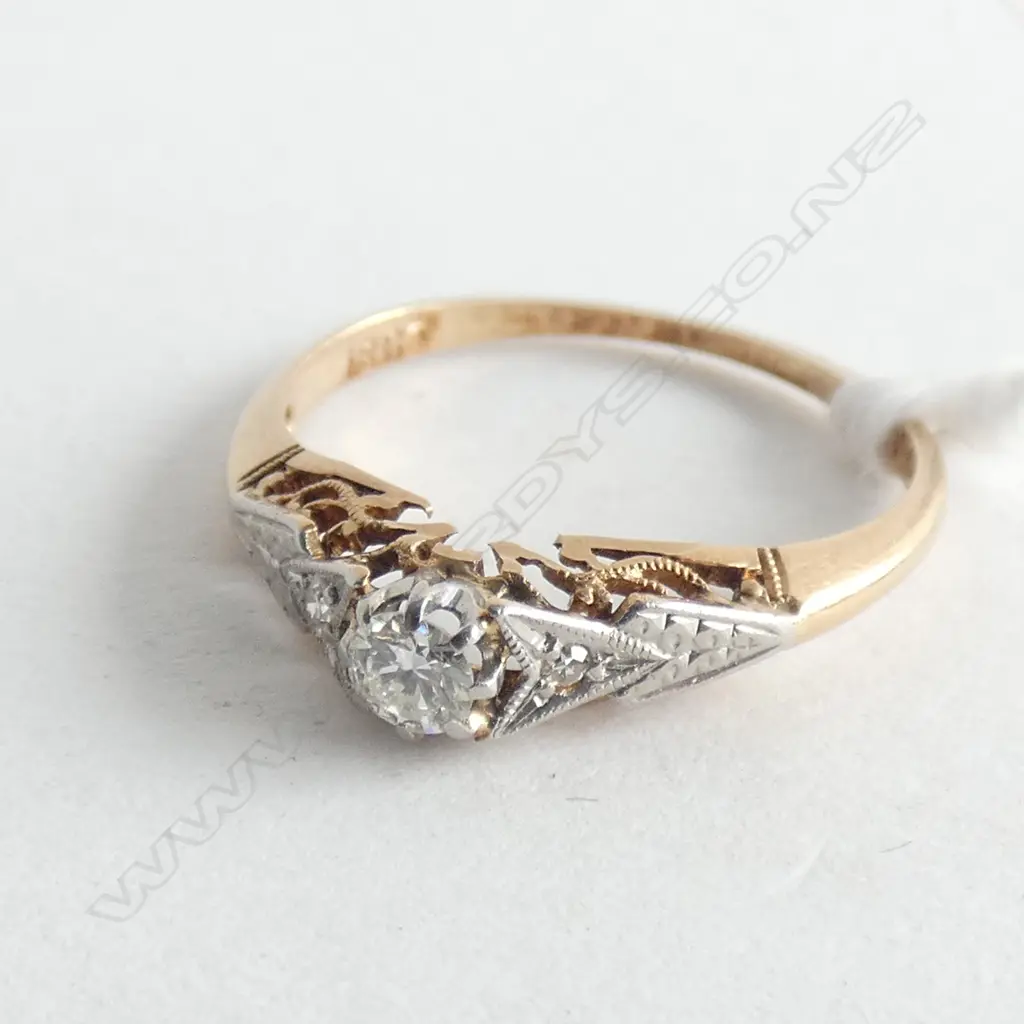 ESTATE 18CT GOLD AND DIAMOND SOLITAIRE RING (WORN NEEDS REPAIR) Image 1++