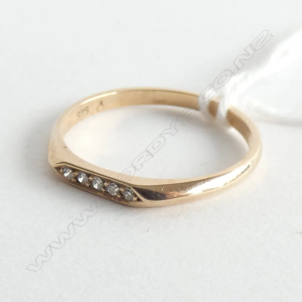 9CT GOLD AND DIAMOND BAND 1.61gm Image 1++