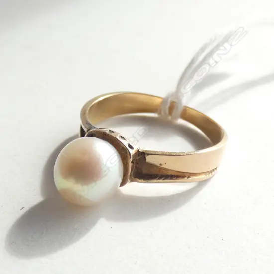 9 CT GOLD & CULTURED PEARL RING 