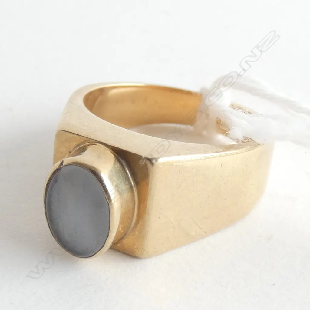 9CT GOLD AND OPAL RING 5.57gm Image 1++