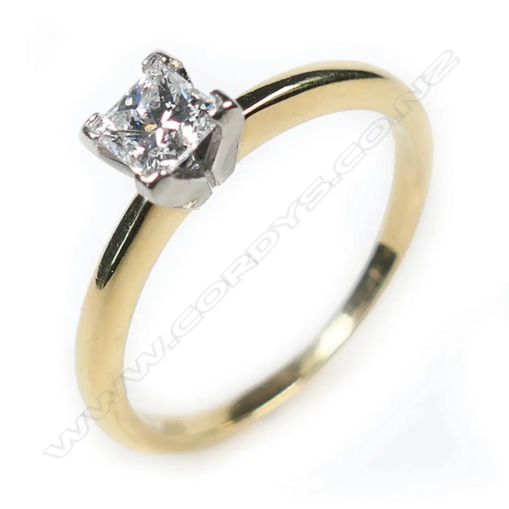 An 18ct gold and diamond solitaire ring, Image 1++