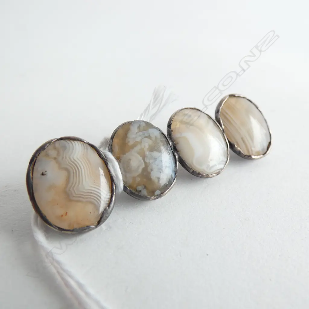 VICTORIAN SILVER AND AGATE BROOCH Image 1++