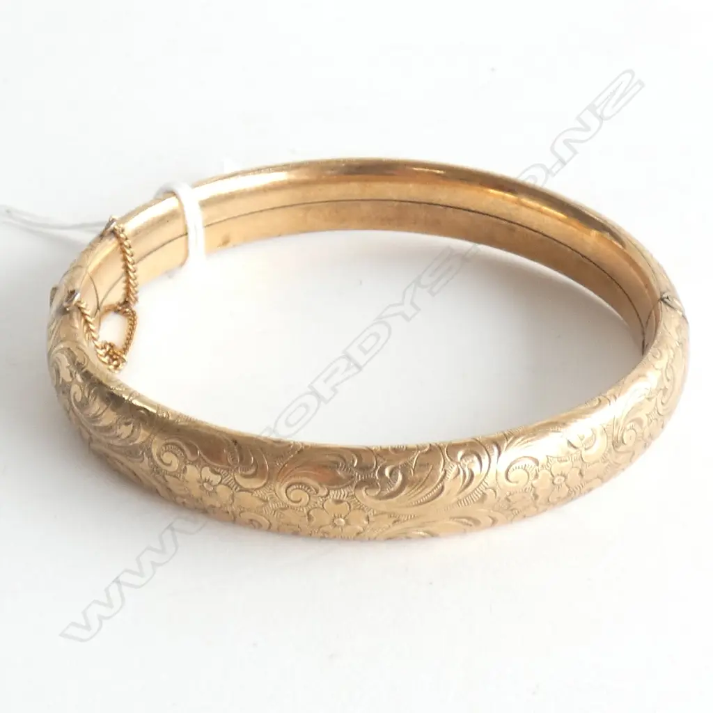 (20013) EARLY 20thC ROLLED GOLD ENGRAVED HINGED BANGLE Image 1++