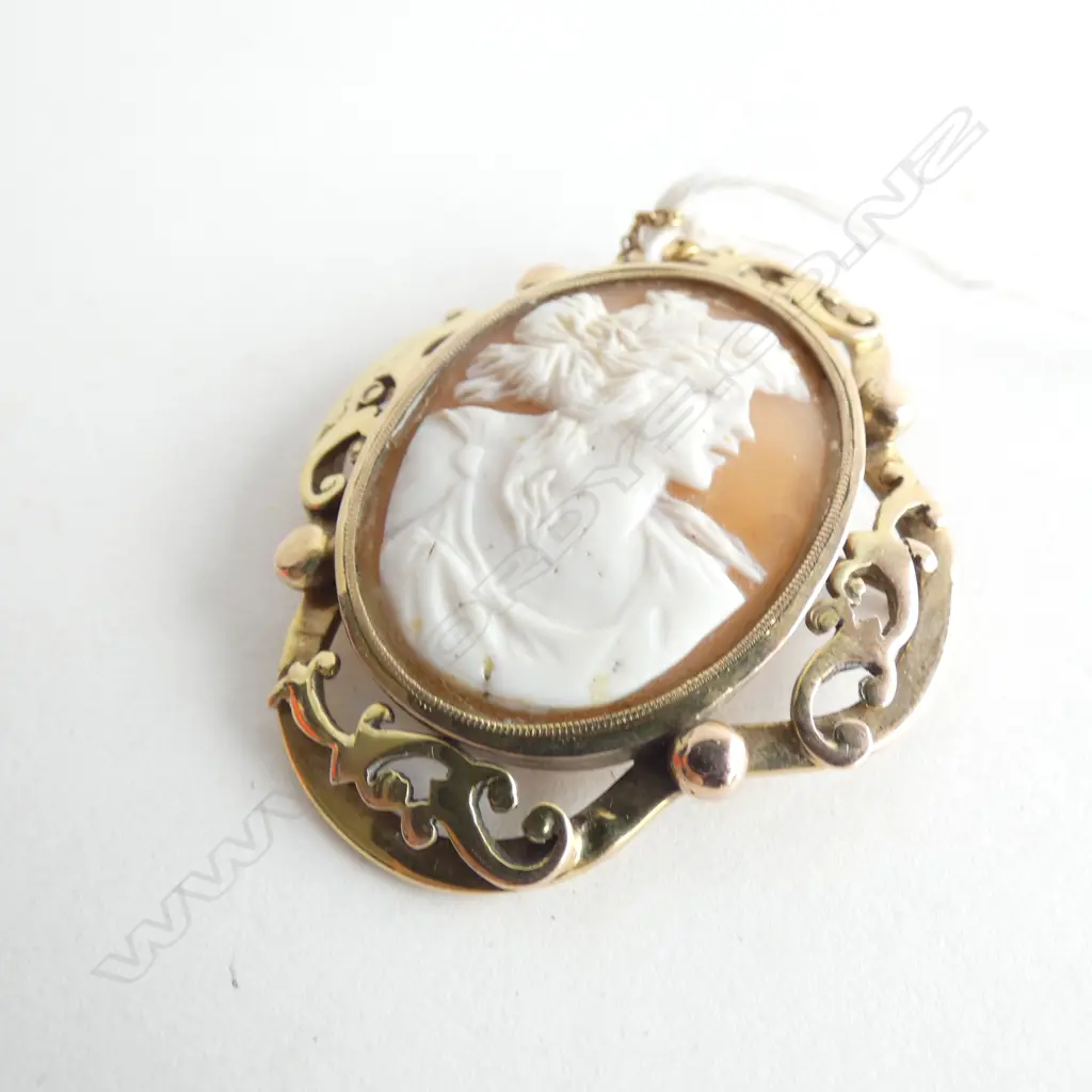 9CT GOLD FRAMED CAMEO BROOCH Image 1++