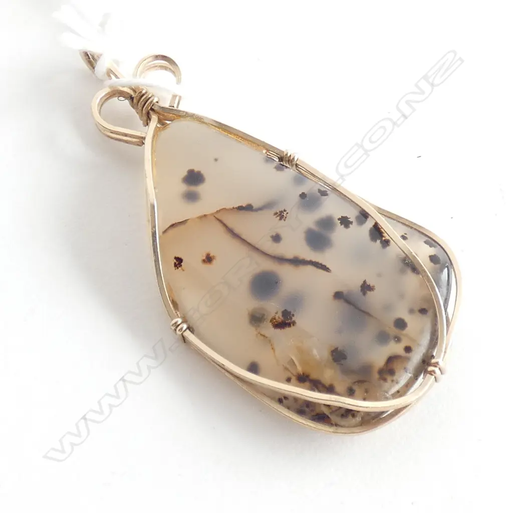 GOLD? AND AGATE FREE FORM PENDANT Image 1++