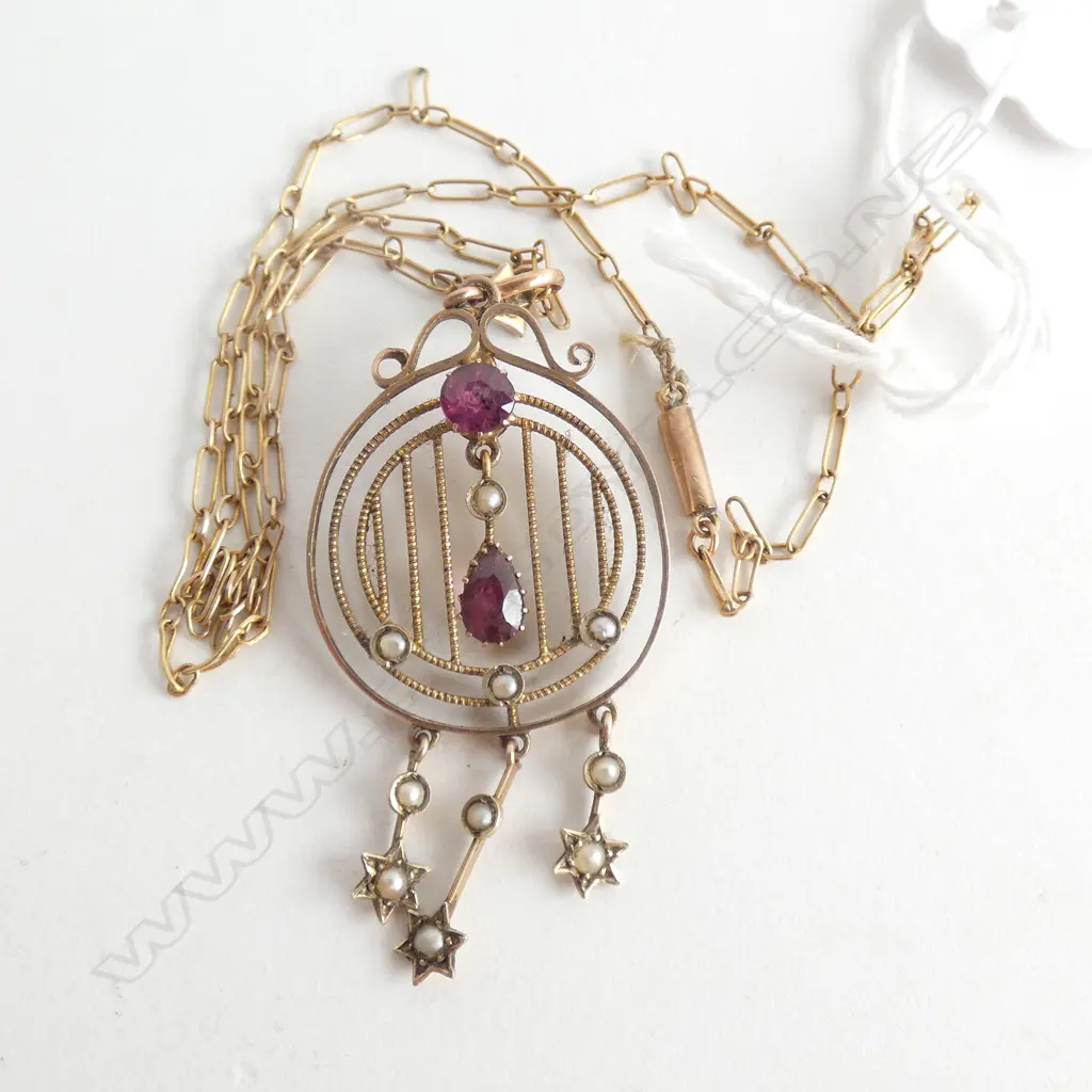 (20105) EDW 9CT GARNET & SEEDPEARL PENDANT ON CHAIN Image 1++