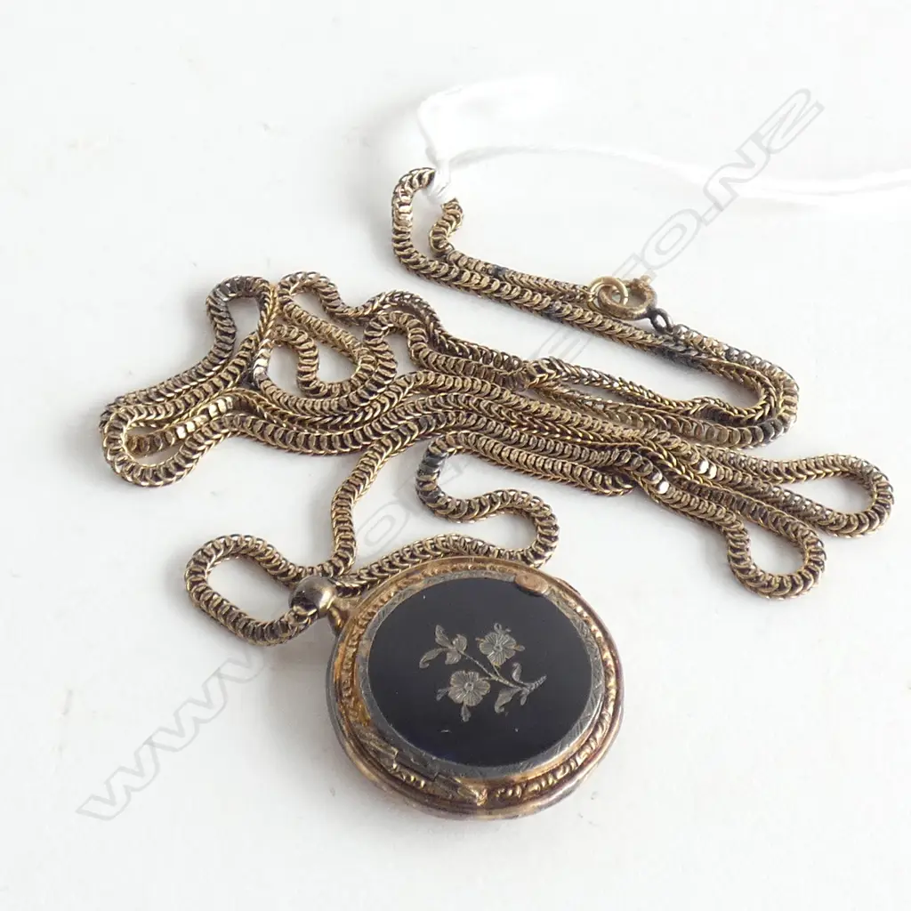 VINTAGE GOLD PLATE LOCKET ON CHAIN A.F Image 1++