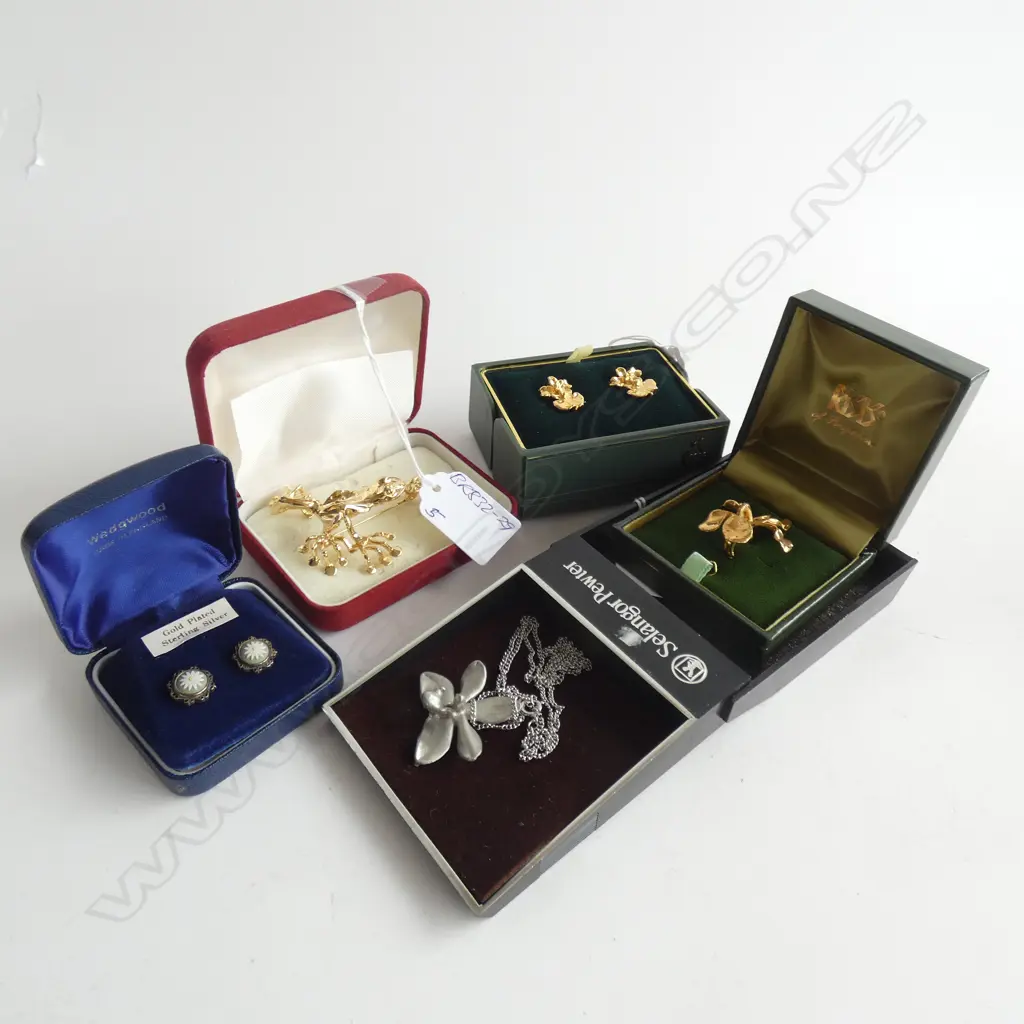 5 COSTUME JEWELLERY BOXED PCES. ORCHIDS + FROG ETC Image 1++