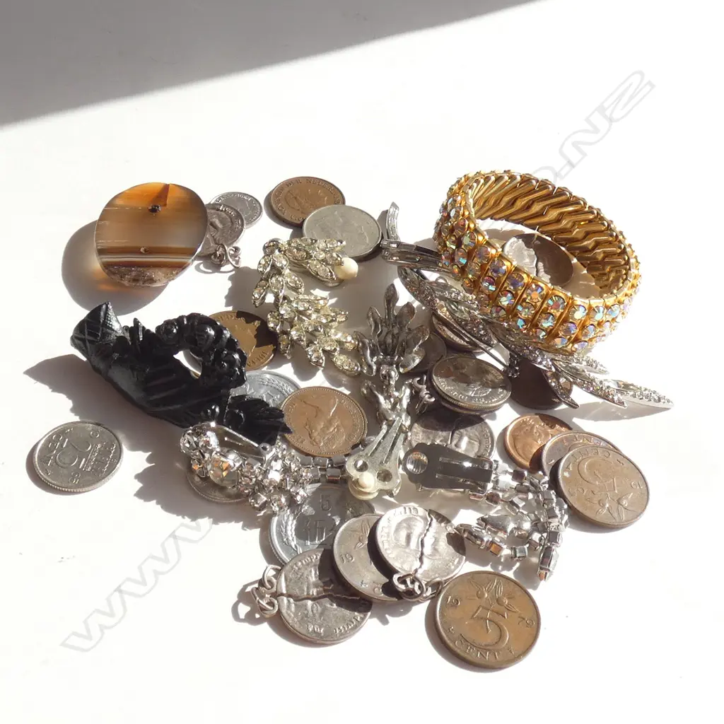 ASST. COSTUME JEWELLERY; VICTORIAN MOURNING BROOCH, DIAMANTE, COINS ETC Image 1++