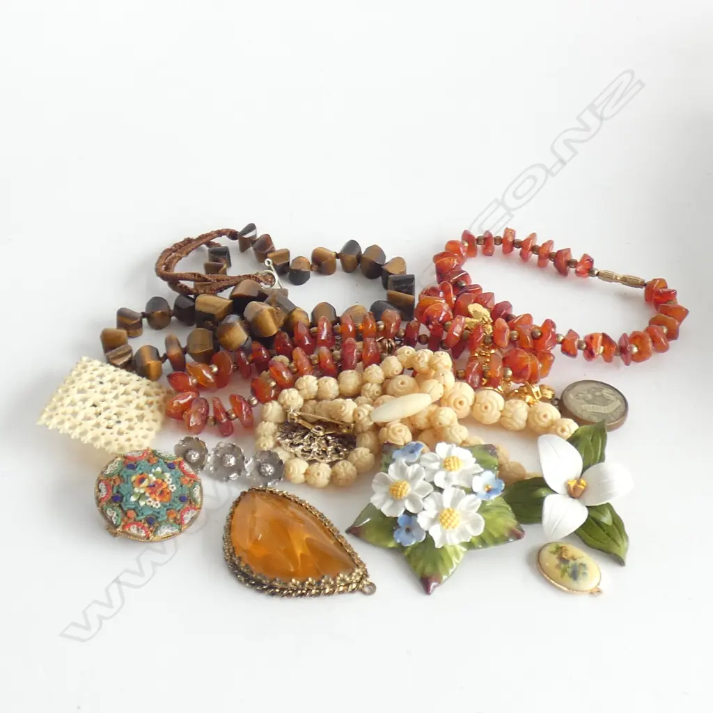 ASST. JEWELLERY; NECKLACES, BROOCHES ETC Image 1++