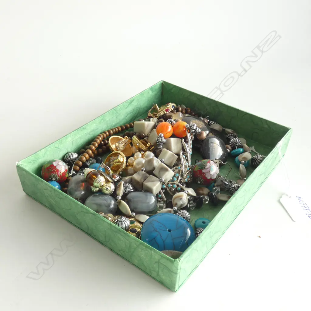 ASST COSTUME JEWELLERY SOME BEADS LOOSE Image 1++