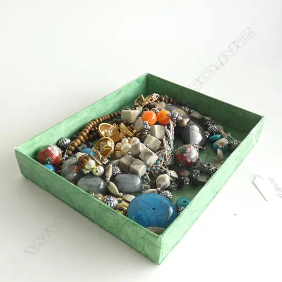 ASST COSTUME JEWELLERY SOME BEADS LOOSE