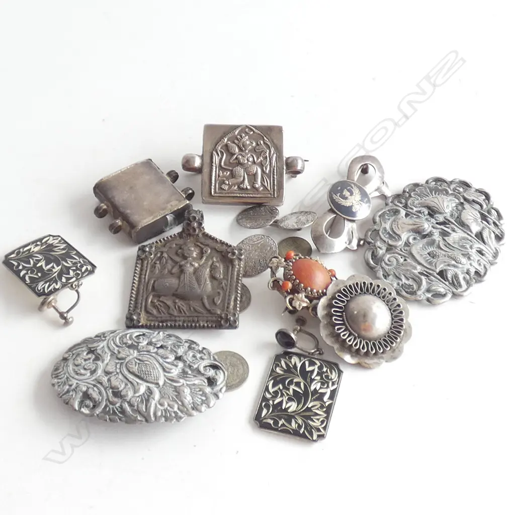 BAG OF ASSORTED SILVER JEWELLERY ETC Image 1++