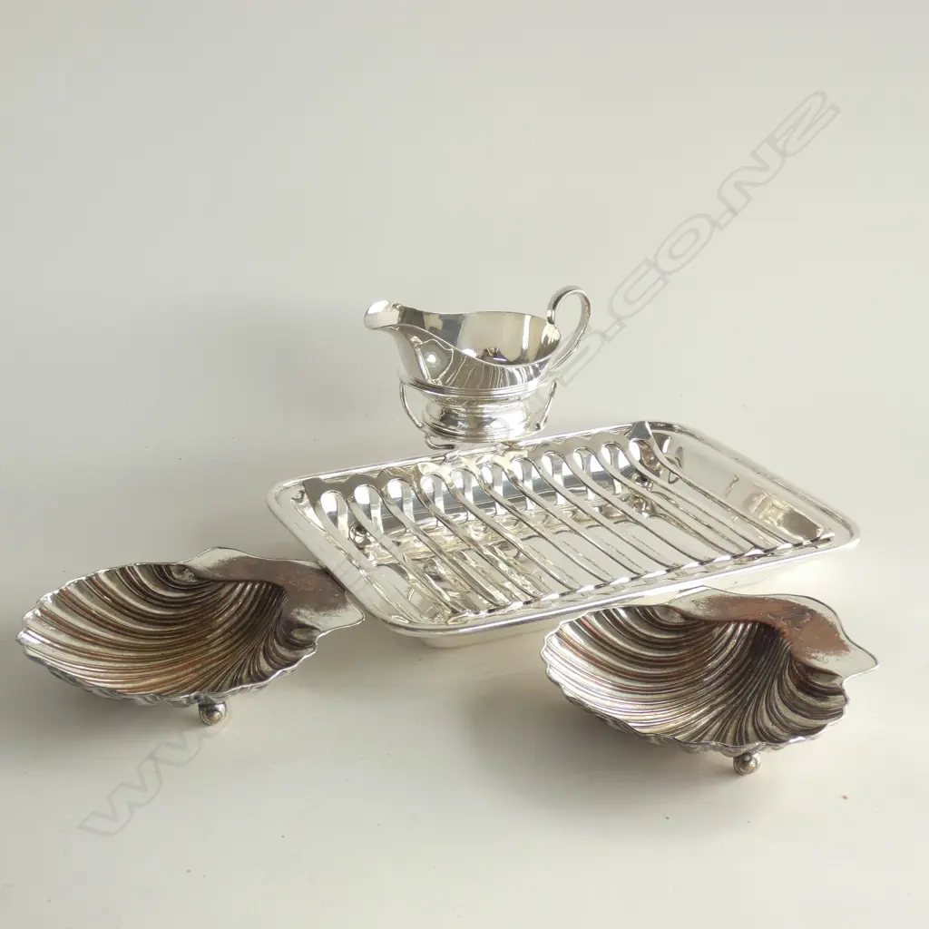 S/PLATE GRILLED SERVING DISH + JUG + 2 SCALLOP DISHES Image 1++