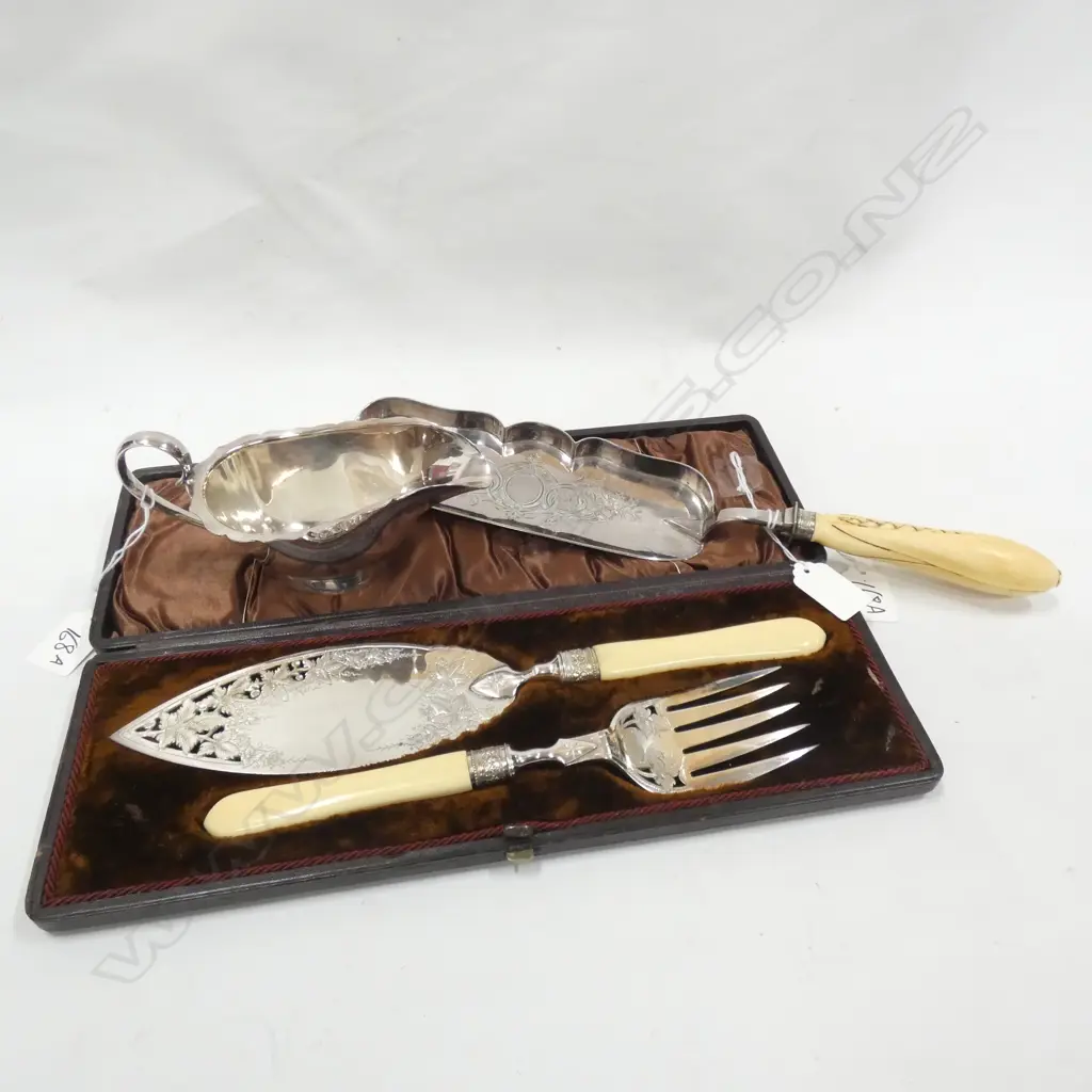 SILVER PLATE CRUMB SCOOPER W BONE HANDLE + CAKE SERVERS & GRAVY BOAT Image 1++