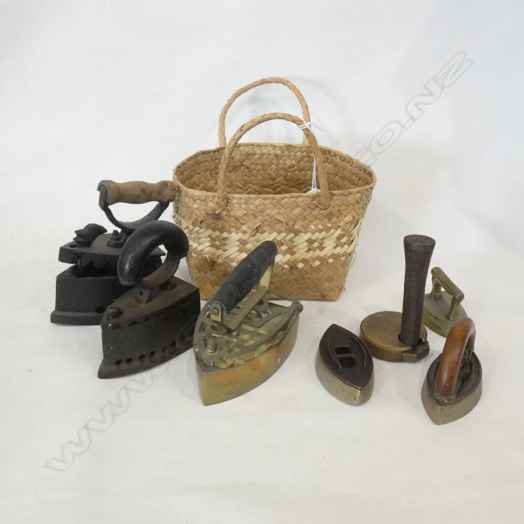 SMALL BASKET ANTIQUE IRONS Image 1++