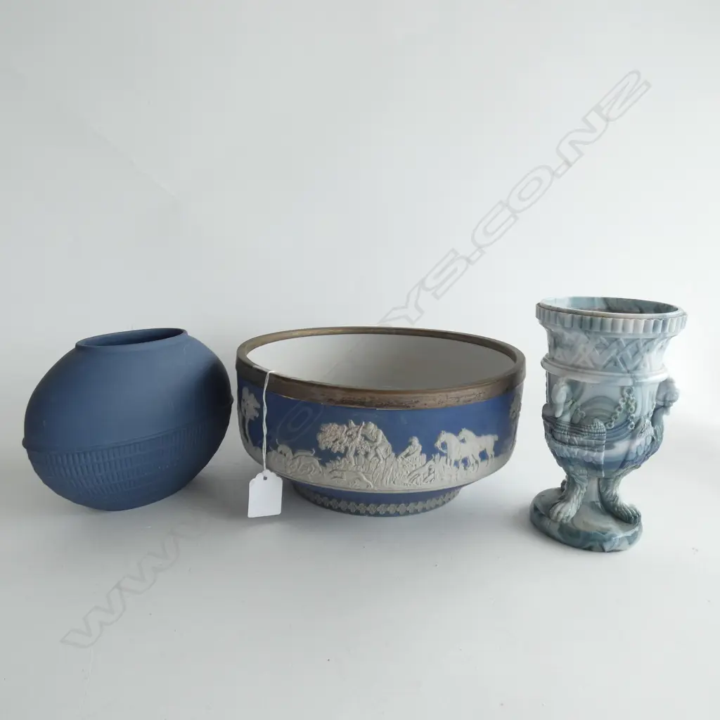 2 PCES WEDGWOOD 235mm dia + MARBLE GLASS VASE Image 1++