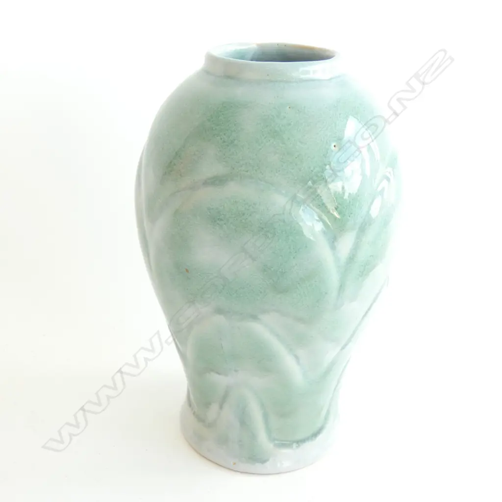 AMBRICO (EARLY CROWN LYNN) GREEN TRICKLE GLAZE VASE H.180mm Image 1++