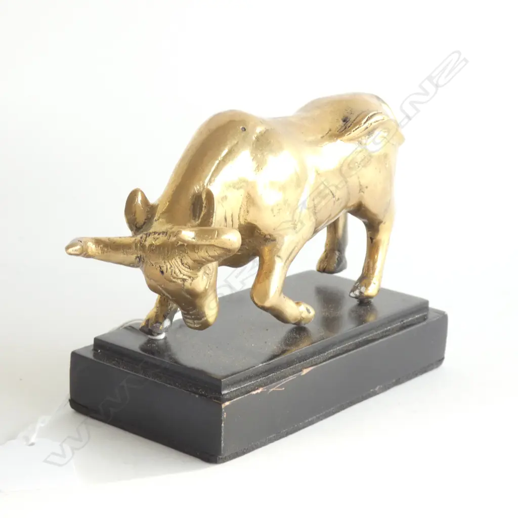 BRASS HORNED BULL ON STAND L.160mm Image 1++