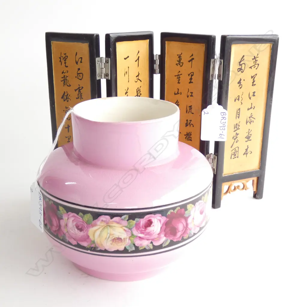 PINK ROSE VASE (H. 135MM) & SM WOOD TABLE SCREEN (L. 250MM H. 170MM Image 1++