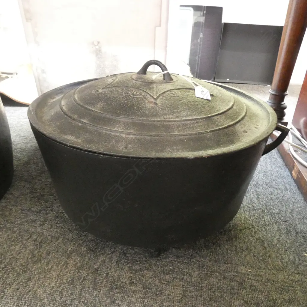 LARGE CAST IRON CAMP OVEN 420mm dia Image 1++