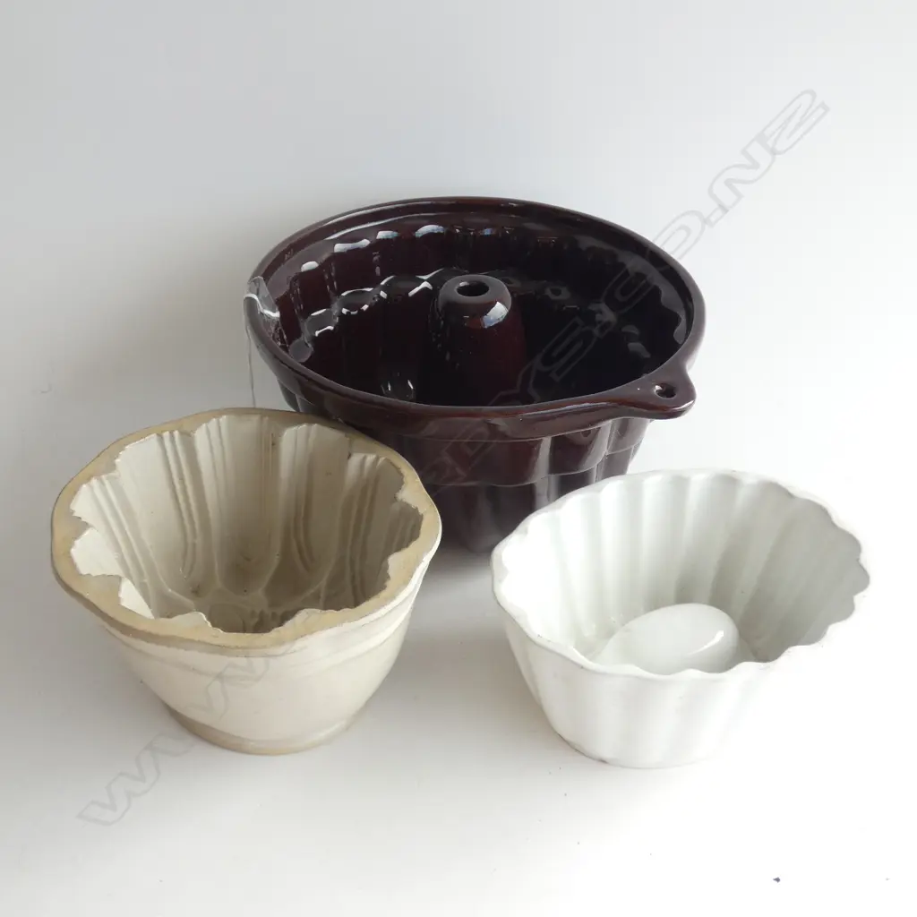 3 OLD JELLY MOULDS LARGEST DIA  245MM Image 1++