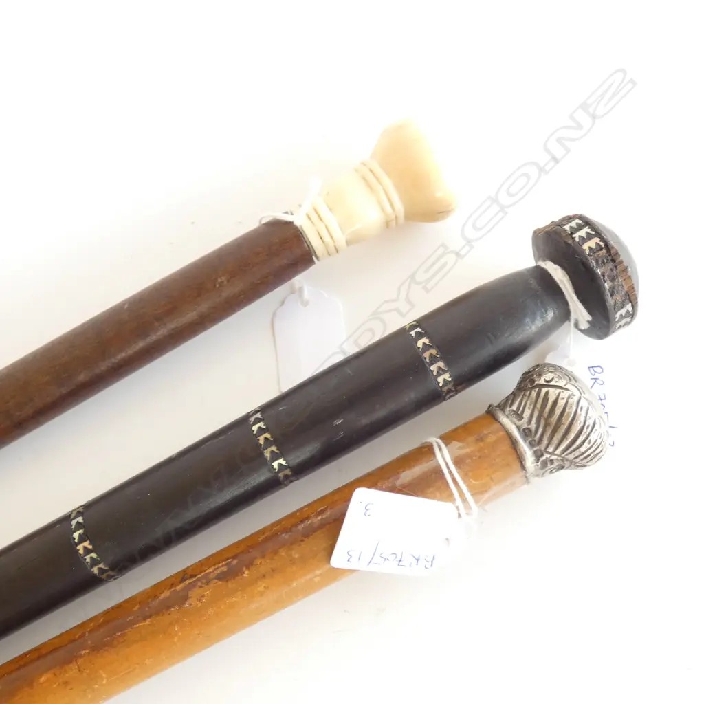 3 VINTAGE WALKING STICKS; 1 STG TOPPED L.900mm Image 1++